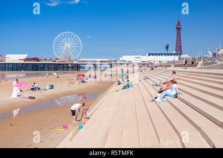 Strand von Blackpool Sommer Blackpool Tower und Central Pier in Blackpool Großbritannien mit Menschen am Sandstrand Blackpool Lancashire England UK GB Europa Stockfoto