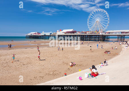 Strand von Blackpool Sommer Riesenrad auf Blackpool Central Pier in Blackpool mit Menschen am Sandstrand bei Blackpool Lancashire England UK GB Europa Stockfoto