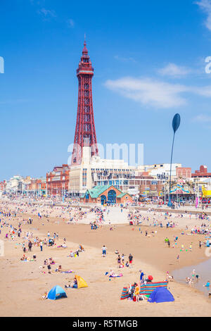 Strand von Blackpool Sommer und Blackpool Blackpool Großbritannien viele Leute am Sandstrand bei Blackpool Lancashire England UK GB Europa Stockfoto