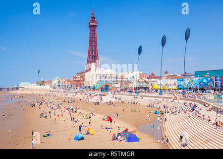 Blackpool Beach Promenade, Blackpool Blackpool Großbritannien Sommer mit Menschen am Sandstrand bei Blackpool Lancashire England UK GB Europa Stockfoto