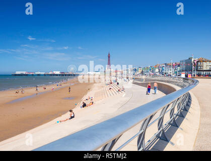 Viele Leute auf dem sandigen Strand von Blackpool Beach Sommer, neue Promenade Schritte und Turm in Blackpool Großbritannien Blackpool Lancashire England UK GB Europa Stockfoto