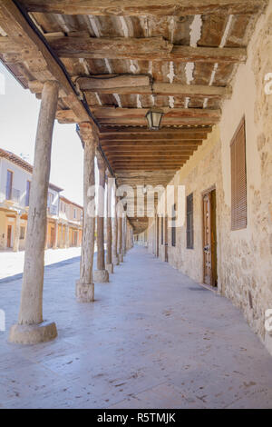 Alte Fußgängerzone mittelalterlichen mit Arkaden versehenen Straße, Wahrzeichen und Denkmal aus dem 17. Jahrhundert, in Ampudia Dorf, Palencia, Kastilien Leon, Spanien, Europa Stockfoto