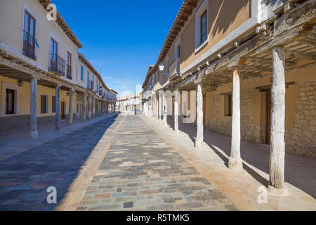 Mittelalterliche Straße, mit Arkaden Gebäude, Wahrzeichen und Denkmal aus dem 17. Jahrhundert, in Ampudia Dorf, Palencia, Kastilien Leon, Spanien, Europa Stockfoto