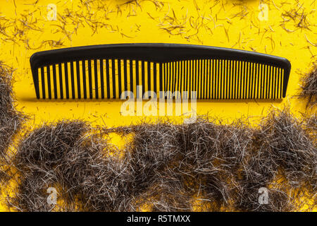Kamm und Bart Garnituren auf einem gelben Hintergrund. Konzept für den Mann und Stil bewusst Männer für Movember Stockfoto