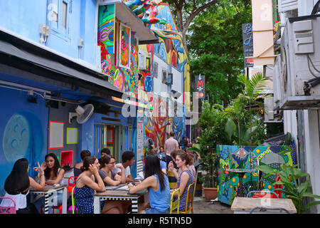 Haji Lane in der Nähe von arabischen Str. in Kampong Glam, Singapur, eine böhmische Viertel mit Restaurants, Bars, Boutiquen und eine Reihe von Wandmalereien Stockfoto