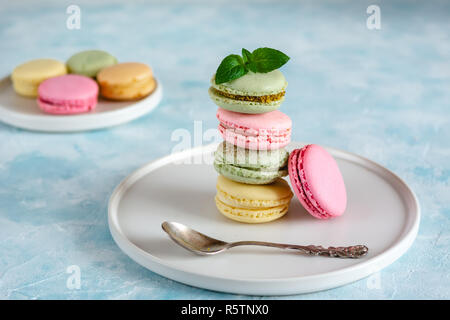 Bunte macarons Kuchen. Kleine Kuchen. Süß und bunt französische Makronen. Stockfoto