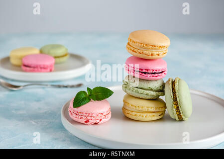 Bunte macarons Kuchen. Kleine Kuchen. Süß und bunt französische Makronen. Stockfoto