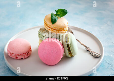 Bunte macarons Kuchen. Kleine Kuchen. Süß und bunt französische Makronen. Stockfoto