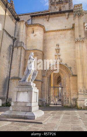 Statue des asturischen König Alfonso II, Wahrzeichen und Denkmal aus dem Jahr 1942 von dem Künstler Victor Hevia, neben der Kathedrale von Oviedo, Asturien, Spanien, Eu Stockfoto