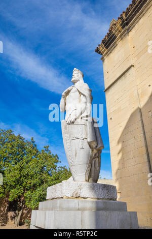 Statue des asturischen König Alfonso II, Wahrzeichen und Denkmal aus dem Jahr 1942 von dem Künstler Victor Hevia, in der Stadt Oviedo, Asturien, Spanien, Europa Stockfoto