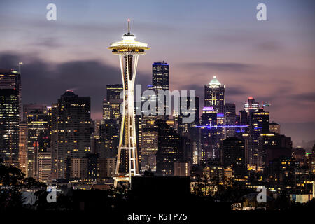 WA 17022-00 ... WASHINGTON - die Space Needle und die Gebäude von Seattle gesehen vom Kerry Park auf Queen Ann Hill. Stockfoto