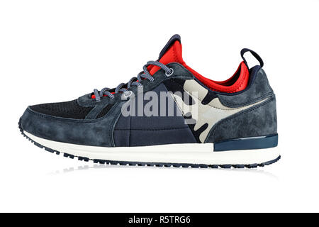Sneakers für Männer isoliert auf weißem Hintergrund. Platz für Text. Freistellungspfad Stockfoto