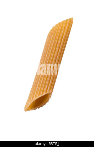 Eine Penne Pasta auf weißem Hintergrund Stockfoto