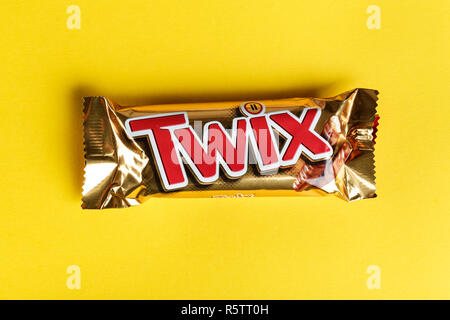 Ukraine, Kiew 29. März 2018. Schokolade Twix auf gelbem Hintergrund. Twix ist ein Schokoriegel von Mars, Inc., Bestehend aus Keks mit angewendet werden kann Stockfoto