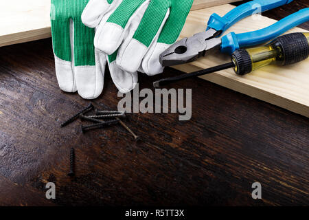 Tischlerei Tools auf einem dunkelbraunen Holz- Hintergrund, auf einem Tisch in der Werkstatt. Platz für Text Stockfoto