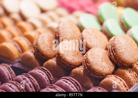 Verschiedenen leckeren Macarons auf ein Schaufenster in einer französischen Shop. Stockfoto