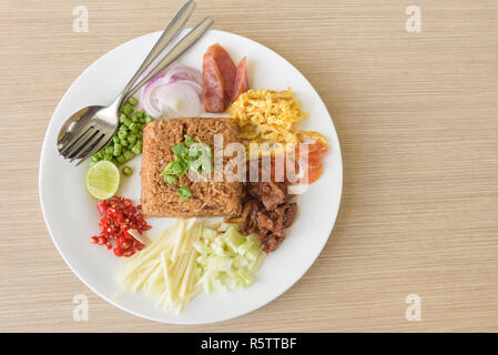 Gemischter gekochter Reis mit Garnelen paste sauce Stockfoto