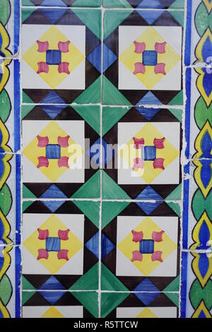 Lissabon/Portugal - Mai 2017: Portugiesische traditionelle lackiert Zinn - Glasierte keramische Kacheln Azulejos mit blauen, schwarzen, grünen und gelben Quadrate eingerichtet, um eine Stockfoto