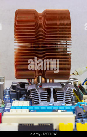 Kupfer CPU Kühlsystem, Chipsatz Kühler und RAM in den Steckplätzen auf dem Motherboard, Seitenansicht close-up Stockfoto