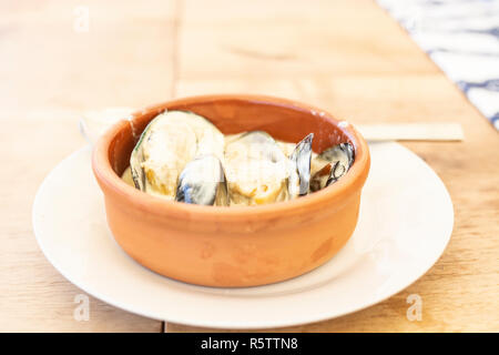 Leckere Muscheln Auflauf mit speziellen Sauce Stockfoto