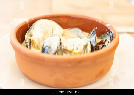 Leckere Muscheln Auflauf mit speziellen Sauce Stockfoto