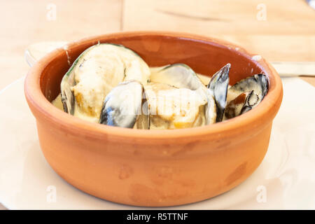 Leckere Muscheln Auflauf mit speziellen Sauce Stockfoto