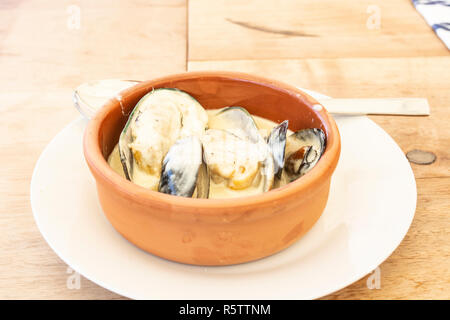 Leckere Muscheln Auflauf mit speziellen Sauce Stockfoto