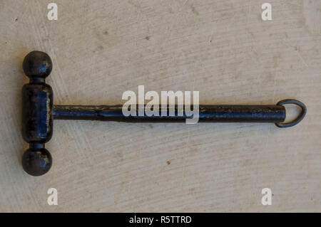 Alten Hammer für den Aufruf auf einem bell Stockfoto