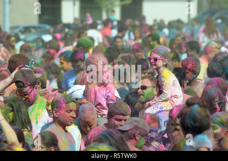 Die Menschen feiern Holi, das Spring Festival der Farben, in Redmond, Washington. Stockfoto