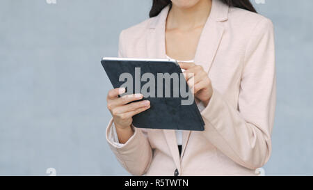 Business woman Arbeiten an digitalen Tablet-PC Stockfoto