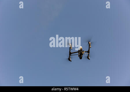 Flying drone gegen den blauen Himmel Stockfoto