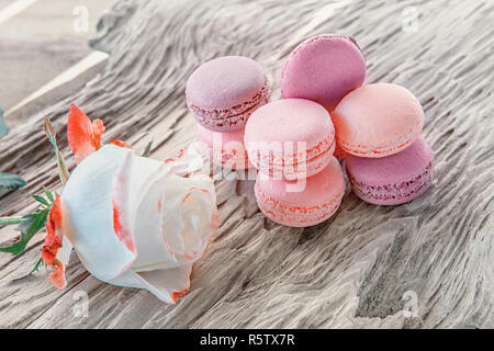 Frisch gebackene bunte Makronen close-up, selektive konzentrieren. Stockfoto