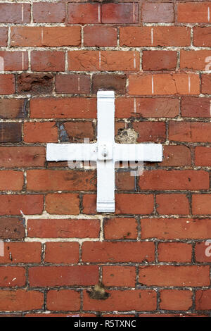 Weiß lackiertem Metall Wand festbinden Red brick wall Stockfoto