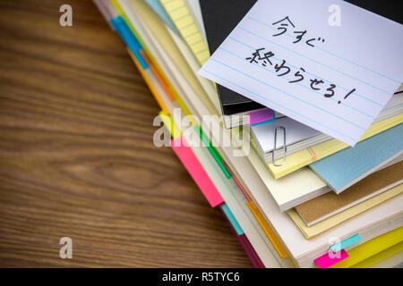 Jetzt tun die Stapel von Geschäftsdokumenten auf dem Schreibtisch Stockfoto