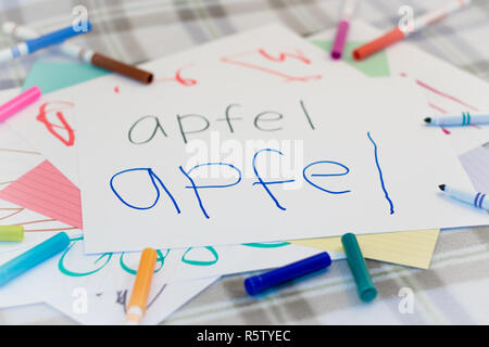 Deutsche Kinder schreiben Name der Früchte für die Praxis Stockfoto