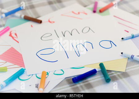 Türkische Kinder schreiben Name der Früchte für die Praxis Stockfoto