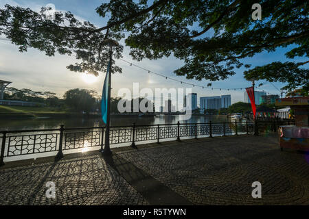 Kuching Waterfront entlang des Flusses Sarawak bei Sonnenaufgang. Stockfoto