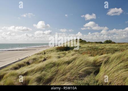 Nordsee, Strand mit Buhnen und Deich mit Mountain Trail in Zoutelande, walcheren, Zeeland, Niederlande Stockfoto