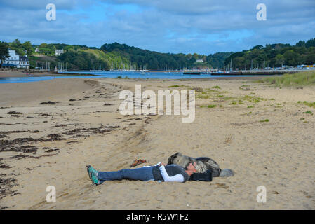 Die Frau, die durch das Meer in der bretange auf den Atlantischen Ozean bei Ebbe Stockfoto