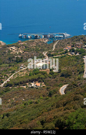 Küste der Insel Giglio mit dem Wrack der Costa Concordia, Grosseto, Toskana, Italien Stockfoto