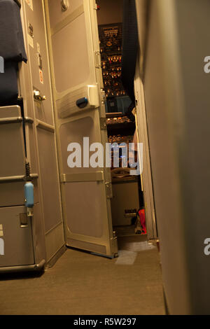 Im Inneren des Flugzeug mit Cockpit Tür öffnen vor dem Abflug. Stockfoto