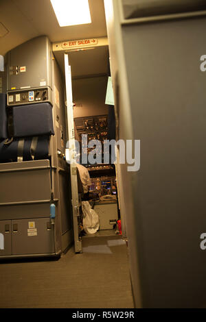 Im Inneren des Flugzeug mit Cockpit Tür öffnen vor dem Abflug. Stockfoto