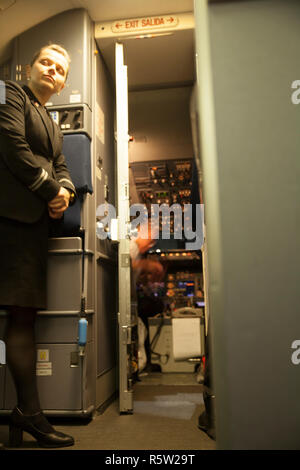 Im Inneren des Flugzeug mit Cockpit Tür öffnen vor dem Abflug-, Pilot- und Telefonzentrale. Stockfoto