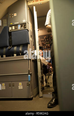 Im Inneren des Flugzeug mit Cockpit Tür öffnen vor dem Abflug. Stockfoto