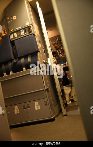 Im Inneren des Flugzeug mit Cockpit Tür öffnen vor dem Abflug. Stockfoto