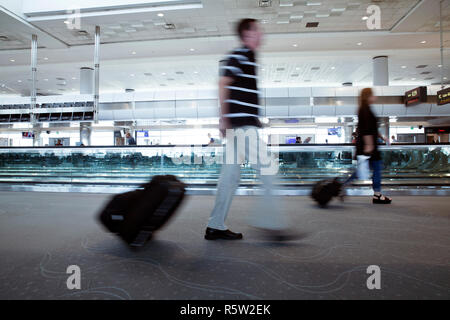 Innenraum der Denver Airport mit Bürgersteig. Stockfoto