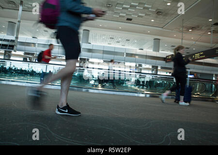 Innenraum der Denver Airport mit Bürgersteig. Stockfoto