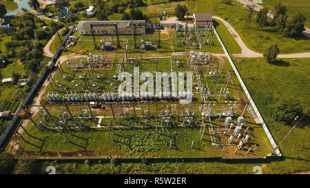 Luftaufnahme des Kraftwerks, Transformation Station, Kabel und Drähte. Hohe Spannung der elektrischen Unterstation. Elektrische Transformatoren in der Hochspannung Umspannwerk, Stockfoto