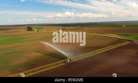 Bewässerungsanlagen Bewässerung frisch gesätes Feld. Die Bewässerung von Ackerland, die Qualität des Ernteguts zu gewährleisten. Luftaufnahme: Bewässerung Bewässerung ein Bauernhof Feld. Stockfoto