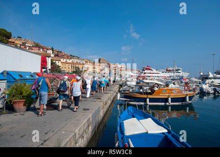 Warteschlange der Touristen an Bord einer Fähre von Porto Santo Stefano, Grosseto, Toskana, Italien Stockfoto